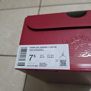 Air Jordan 1 Low SE Sneakers